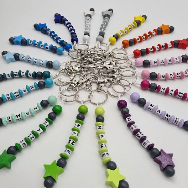 Schlüsselanhänger mit Name in 20 verschieden Farben personalisierbar Gravur Schulranzen Baby Kind Kindergartentasche Namensanhänger