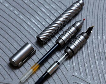 St Penpps 1Pcs Titanium Alloy Tactical Fountain Pen 2 in 1 interchangeable With a Gel pen grip