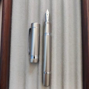 Pluma estilográfica St. Penpps con tapa de émbolo y crisantemo limón - Plumín Togi EF/F/Naginata Silver