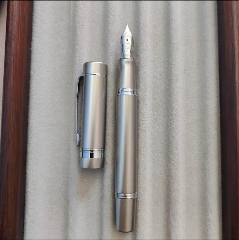 Pluma estilográfica St. Penpps con tapa de émbolo y crisantemo limón - Plumín Togi EF/F/Naginata Silver