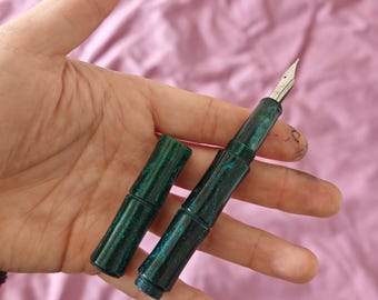 Pluma estilográfica de bolsillo acrílica con unión de bambú y acabado brillante: plumín EF/F/M/Fude/Stub/Architect, sistema de llenado por convertidor.