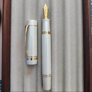 Pluma estilográfica St. Penpps con tapa de émbolo y crisantemo limón - Plumín Togi EF/F/Naginata White