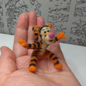 Teigetje en Winnie de Poeh, miniatuurdieren, gemaakt van wol, droogvilten, poppenhuis