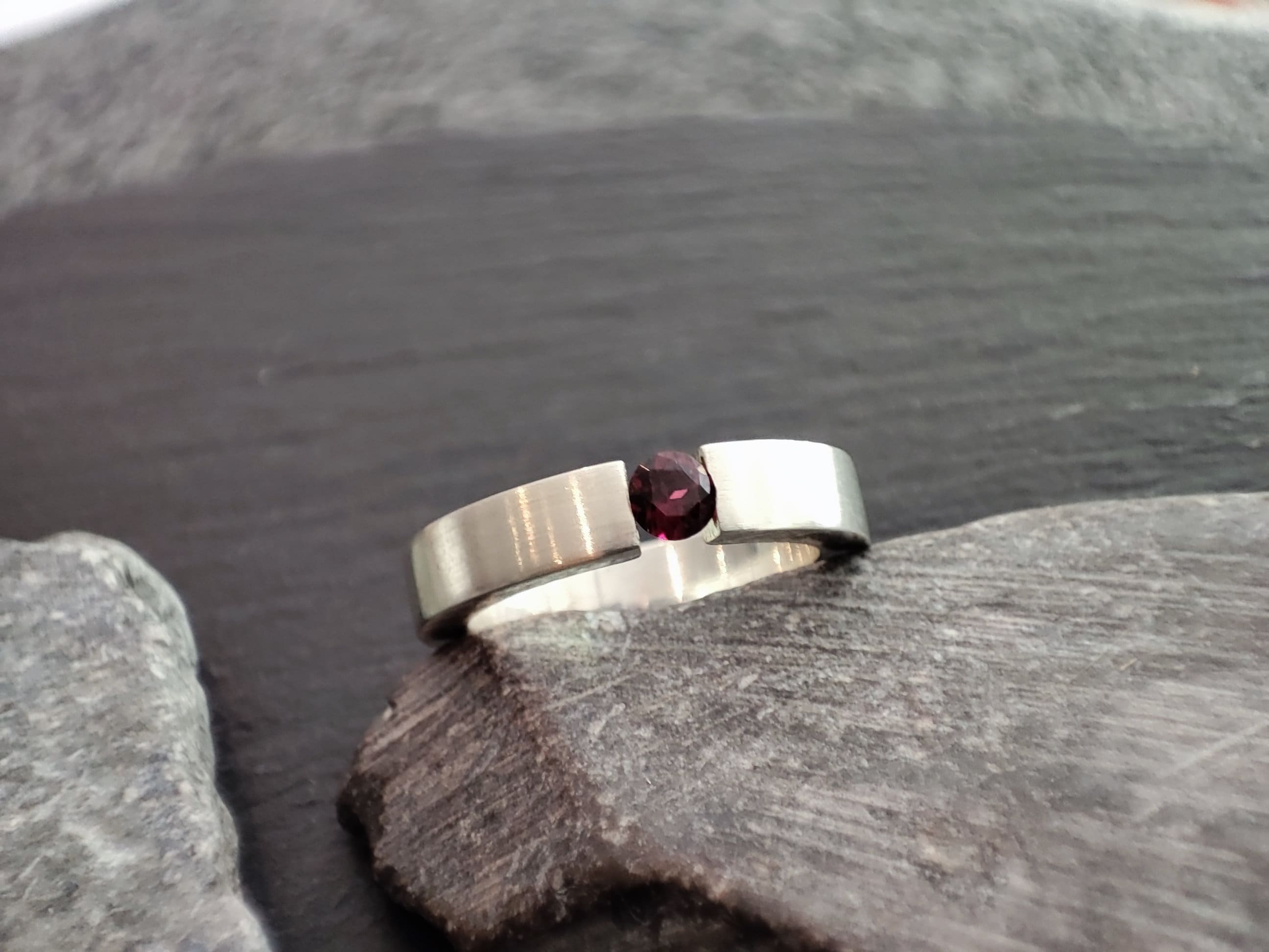Solid silver ring in 925 silver with real rhodolite, 4 mm wide, 2.5 mm thick. Size selectable, (SR-4_RH)