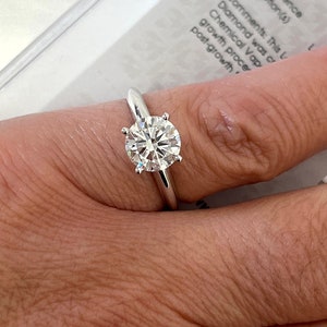 Anel clássico de ouro branco solitário com diamante cultivado em laboratório, lapidação ideal redonda de 1,51 quilates, certificado pela IGI, G/VS2 e F/VS1 | Ouro branco 14K com 4 pontas