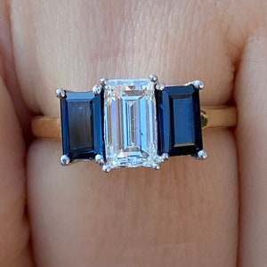 GIA 認定のエメラルド カット ダイヤモンドとブルー サファイア サイドストーン エンゲージ リング、GIA エメラルド カット ダイヤモンドとサファイア 18K イエロー ゴールド リング