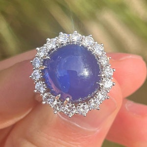 Anello vintage certificato GIA con zaffiro taglio cabochon e diamante Halo in platino, anello cocktail Art Déco con zaffiro blu ovale da 25 carati e diamanti
