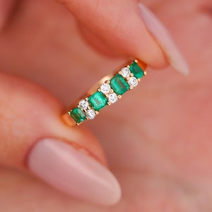 1.0 Carat Princess Cut Emerald and Diamond 5-stone Ring in 14K Yellow Gold