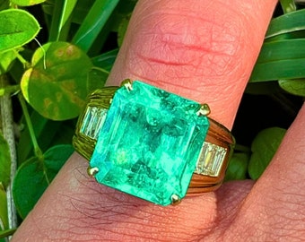 GIA Certified 8.64 Carat Colombian Emerald & Baguette Diamond Ring in 18K Yellow Gold, Men's 8 Carat Colombian Emerald Ring