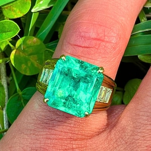 GIA Certified 8.64 Carat Colombian Emerald & Baguette Diamond Ring in 18K Yellow Gold, Men&#39;s 8 Carat Colombian Emerald Ring