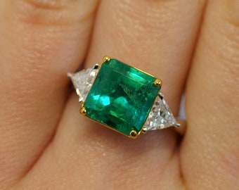 Natural 3.76 Carat Colombian Emerald with Trilliant Cut Diamond Side Stone 3-Stone Ring in 18K Gold | GRS Certified Colombian Emerald