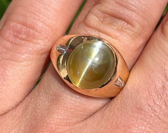 Natural 12 Carat Chrysoberyl Cats Eye Mens Ring in 18K Gold, Vintage Mens 12 Carat Cabochon Cat&#39;s Eye and Baguette Cut Diamond 3 Stone Ring