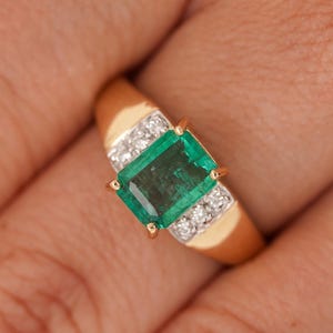 1,60 karaat smaragd geslepen smaragd en rondgeslepen diamantaccent in 14 kt geelgouden cocktailringmaat 7,25
