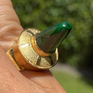 Pointed Nephrite Jade Ring, 6 Carat Nephrite Green Jade in 18k gold, Vintage Jade Ring, Vintage Pointed Cone Jade Ring