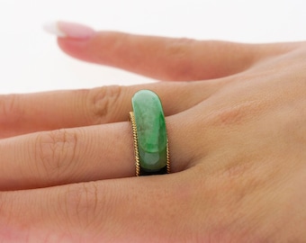Vintage 11.40 Carved Jade with Onyx Band Ring in 14K Yellow Gold, Jade and Black Onyx Band, Vintage Jade Band