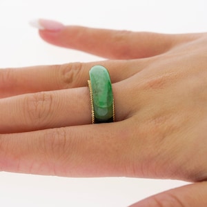 Vintage 11.40 Carved Jade with Onyx Band Ring in 14K Yellow Gold, Jade and Black Onyx Band, Vintage Jade Band