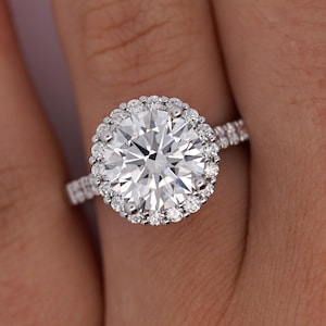 3.97 Carat IGI Certified G Color VVS2 Clarity Round-Brilliant Lab Grown Diamond Engagement Ring In 18K White Gold with 26 Diamond Side Stone