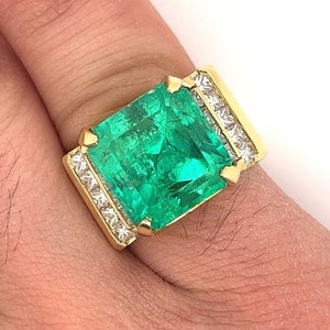 GIA Certified 13 Carat Colombian Emerald Men&#39;s Ring in 18Kt Yellow Gold With Princess Cut Diamond Side Stones | Vintage Mens Emerald Ring