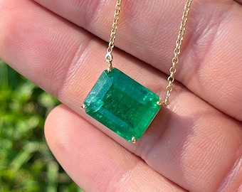 8.67 Carat VIVID Green Colombian Emerald Solitaire Pendant Necklace in 18K Gold, 16.5 inch adjustable Emerald Choker Cable Chain Necklace