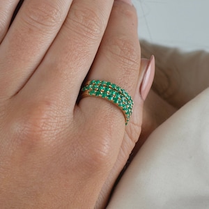 18K Solid Gold Natural Emerald Band Ring, 0.30-0.45 Carat Round Cut Emerald Stacking Band in 18K Gold, 2.5mm Gold Band With Natural Emeralds