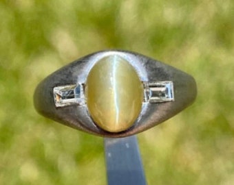 Chrysoberyll Katzenauge Ring, natürliches Katzenauge und Baguette Schliff Diamanten in Platin Ring, Vintage natürliche Katzenauge Ring, grünes Katzenauge Ring