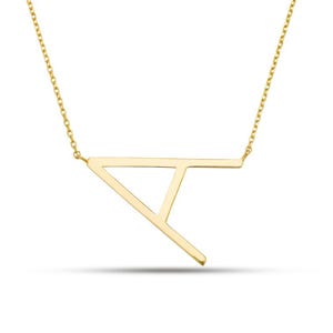 Collar con letra inclinada en oro amarillo de 14 quilates, cadena tipo cable con extensor de 5 cm y cierre de reasa. Colgante con inicial de letra grande de la A a la Z.