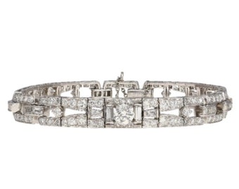 Peut inclure: Un bracelet en argent avec un motif géométrique serti de diamants.