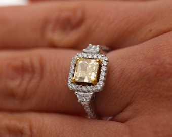 Anillo de compromiso de oro bicolor de 18 quilates con diamante amarillo natural de talla princesa de 1,51 quilates y halo.
