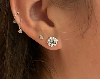 【threetimes】tht stud earrings ピアス 4pcs CZ Pave Three Dot Trio Stud Earring, Gold Plated Brass