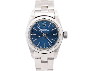 Reloj Rolex Lady Oyster Perpetual vintage de 26 mm con esfera azul, movimiento automático y bisel estriado finamente guilloché. Ref. 76030. Año 1999.