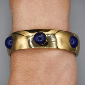 Cabochon rétro vintage en lapis-lazuli affleurant sur un bracelet jonc en or jaune 18 carats
