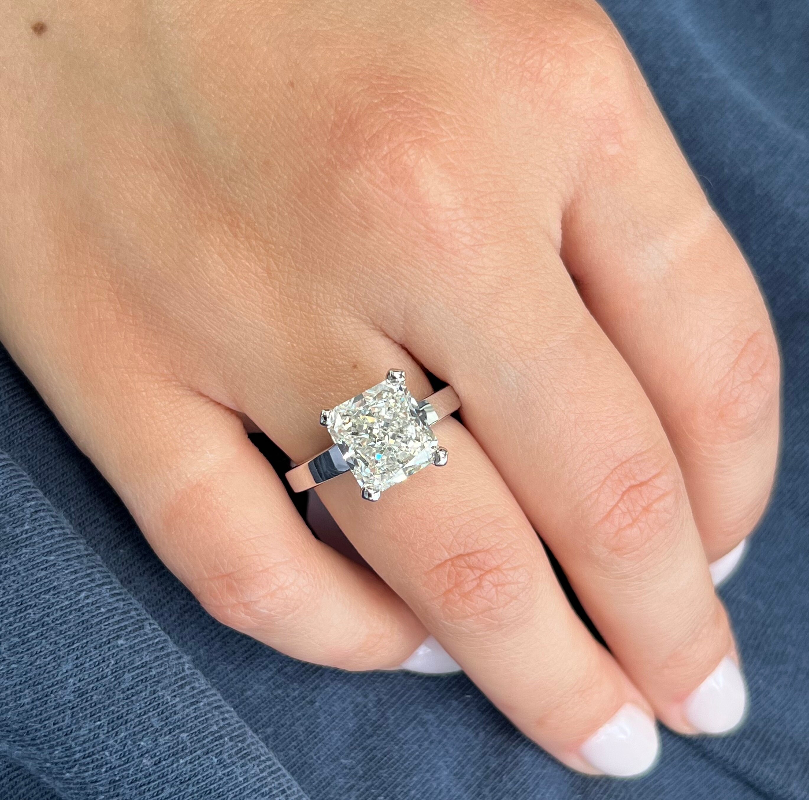 Anello di fidanzamento con diamante di laboratorio taglio radiante F/VS1 da 8 ct, oro bianco 14k, certificato IGI - Italia