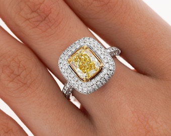 GIA-certifierad 2.35 Fancy Yellow diamant med 1.0 CTTW diamanthalo-sidstenar i 18K vitt och gult guld | SI1 klarhet | Fancy Yellow
