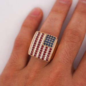 Anillo de sello para hombre de oro amarillo de 14 quilates con rubí, zafiro y diamantes, con la bandera de EE. UU. y los colores rojo, blanco y azul, ideal para el 4 de julio.