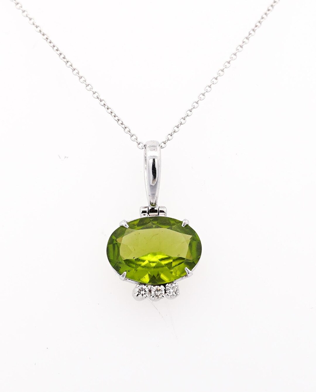 4.09 カラットのペリドット ペンダント ネックレス、18K ホワイト 