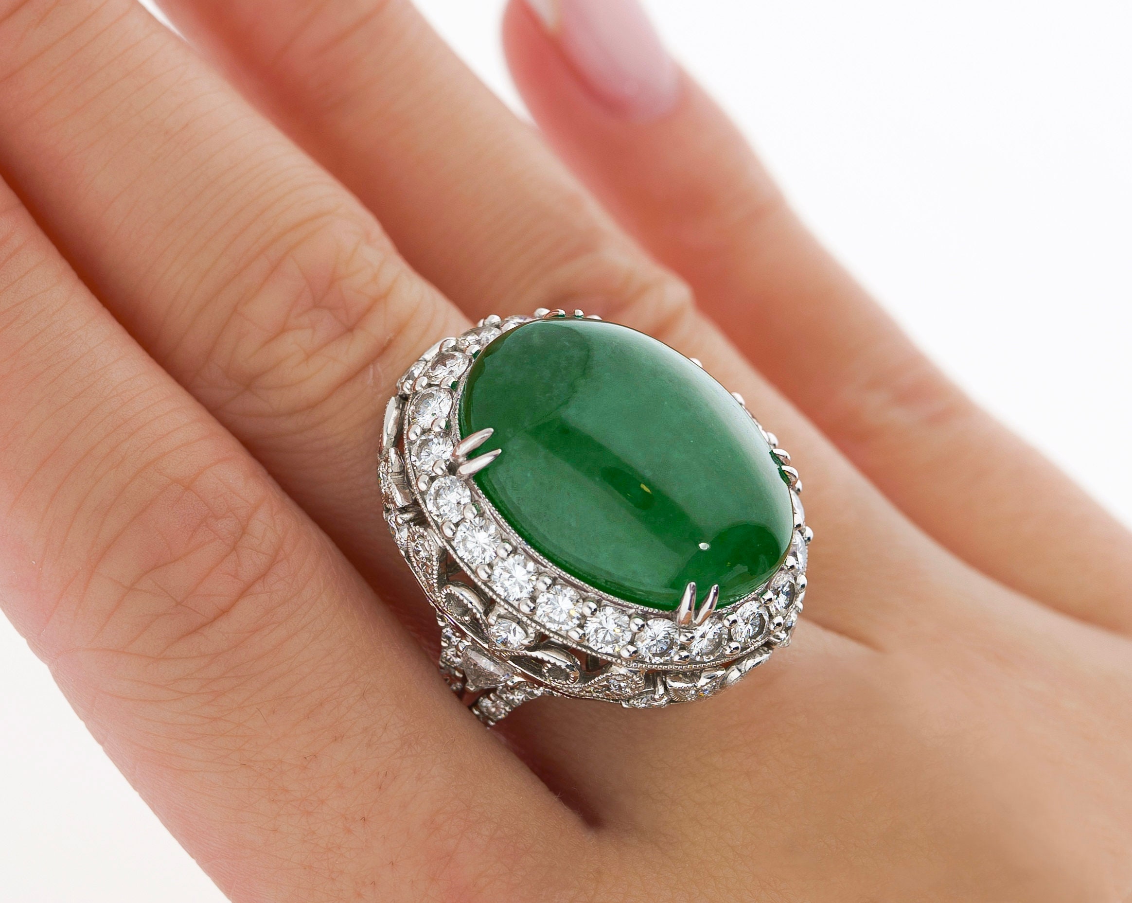 VINTAGE jade oval cabochon ring 18k彫刻 Vintage 24.04 Carat Oval Cabochon Natural Jade and Round Cut