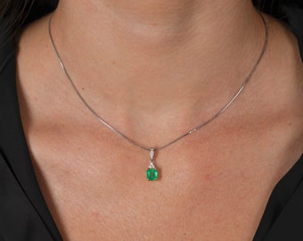 Collar con colgante de esmeralda colombiana natural de oro macizo de 18 quilates y 3 diamantes redondos en la parte superior. Colgante de esmeralda colombiana de 1,23 quilates con corte esmeralda.