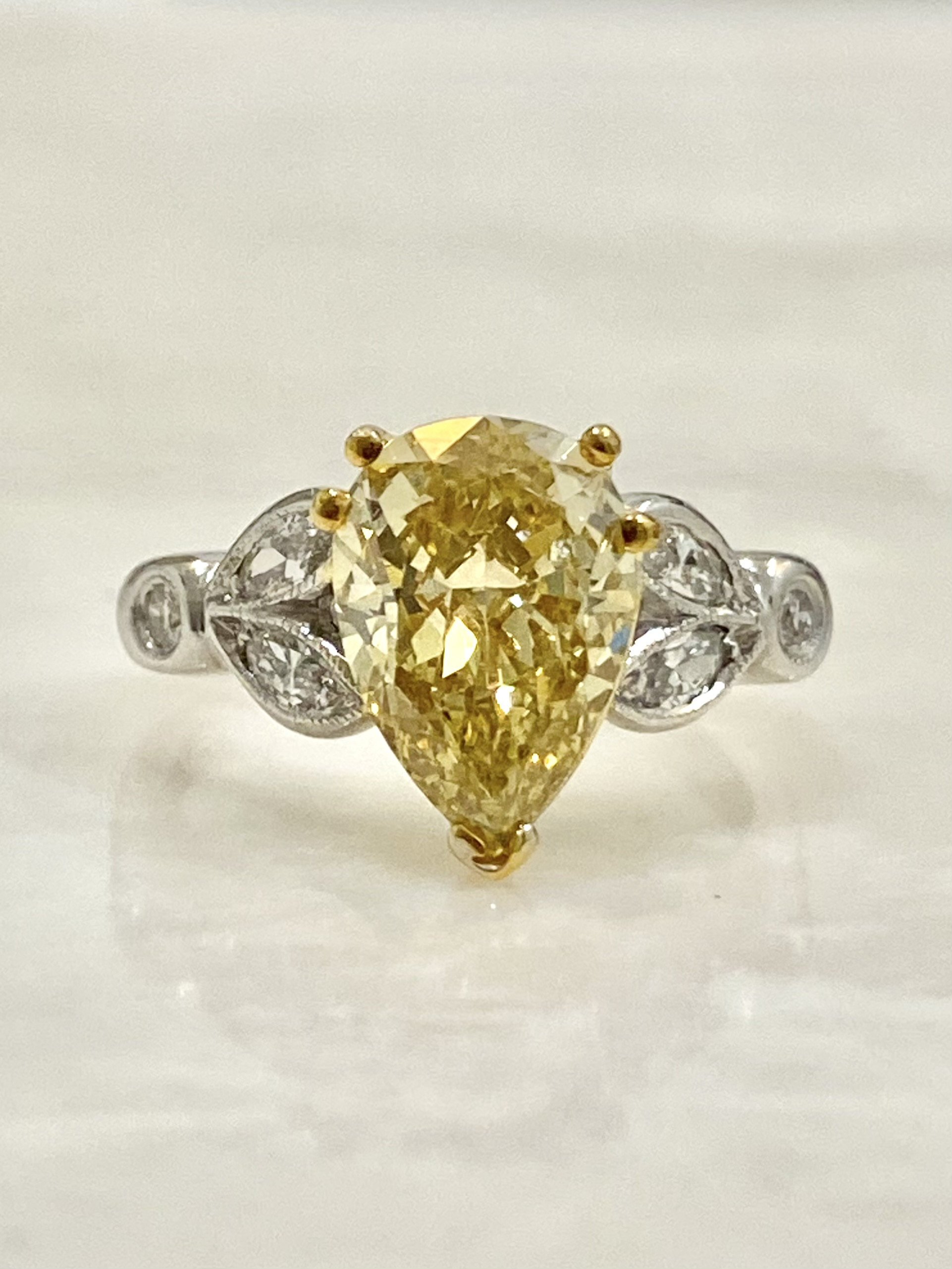 Bagues De Fiançailles En Or Jaune Avec Diamant Taille Poire