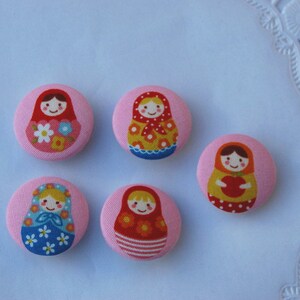 Stoffknopf ..Matroschka...32 mm Knopf ...fabric covered button Matryoshka Bild 2