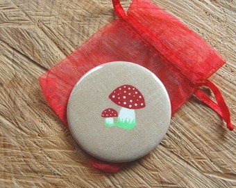 Taschenspiegel..Fliegenpilz Stoff Glücks-Pilze stoffbezogener kleiner Spiegel..pocket mirror...toadstool...mushroom Organzasäckchen Organza