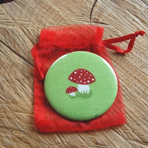 Taschenspiegel..Fliegenpilz Stoff ..Pilze..stoffbezogener kleiner Spiegel Toadstool...pocket mirror...Glückspilz..Organzasäckchen ..Organza Bild 2