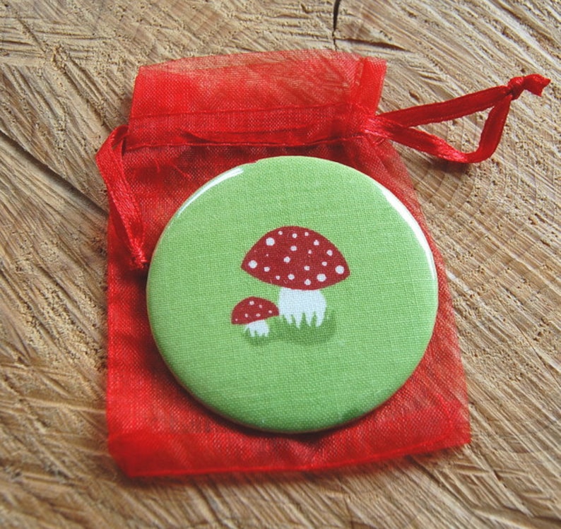 Taschenspiegel..Fliegenpilz Stoff ..Pilze..stoffbezogener kleiner Spiegel Toadstool...pocket mirror...Glückspilz..Organzasäckchen ..Organza Bild 1