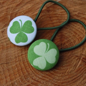 Haargummi Klee Clover Stoffknopf 32 mm Zopfgummi stoffbezogener Knopf Button Fabric Clover Ireland Glücksklee Bild 1