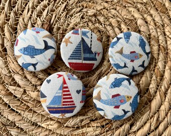 Stoff-Knopf Acufactum Fisch Fische Schiff Schiffchen   38 mm Knopf  fabric covered button fish ship