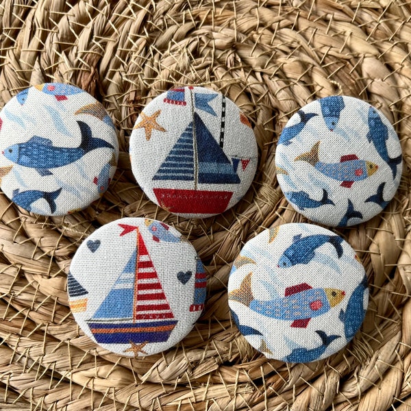 Stoff-Knopf Acufactum Fisch Fische Schiff Schiffchen   38 mm Knopf  fabric covered button fish ship