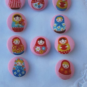 Stoffknopf ..Matroschka...32 mm Knopf ...fabric covered button Matryoshka Bild 1