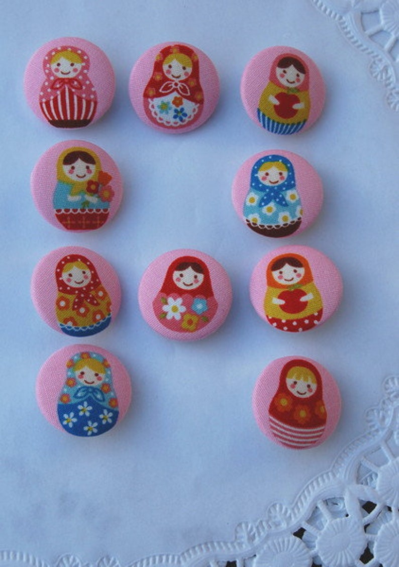 Stoffknopf ..Matroschka...32 mm Knopf ...fabric covered button Matryoshka Bild 1