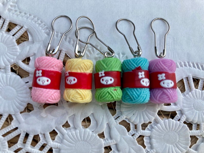 5er Set Maschenmarkierer Wolle Wollknäuel Sicherheitsnadel Stitch marker set of 5 Yarn knitting wool Bild 3