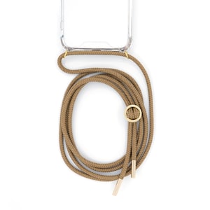 Op de afbeelding: Een bruin telefoonkoord met een gouden ring en twee gouden uiteinden. Het koord is om een ​​transparante telefoonhoes gewikkeld.