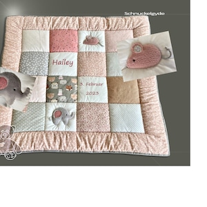 Könnte beinhalten: Eine rosa-graue Patchwork-Babydecke mit dem personalisierten Namen "Hailey" und dem Datum "3. Februar 2023". Die Decke ist mit verschiedenen Tier-Applikationen verziert, darunter Elefanten, Mäuse und ein Teddybär.